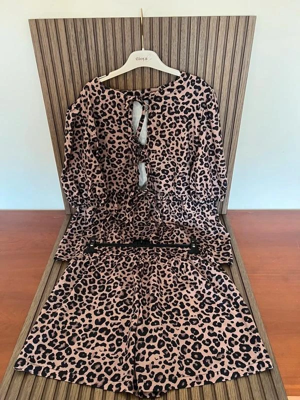 Conjunto de Blusa e Calções com Padrão de Leopardo / Animal Print